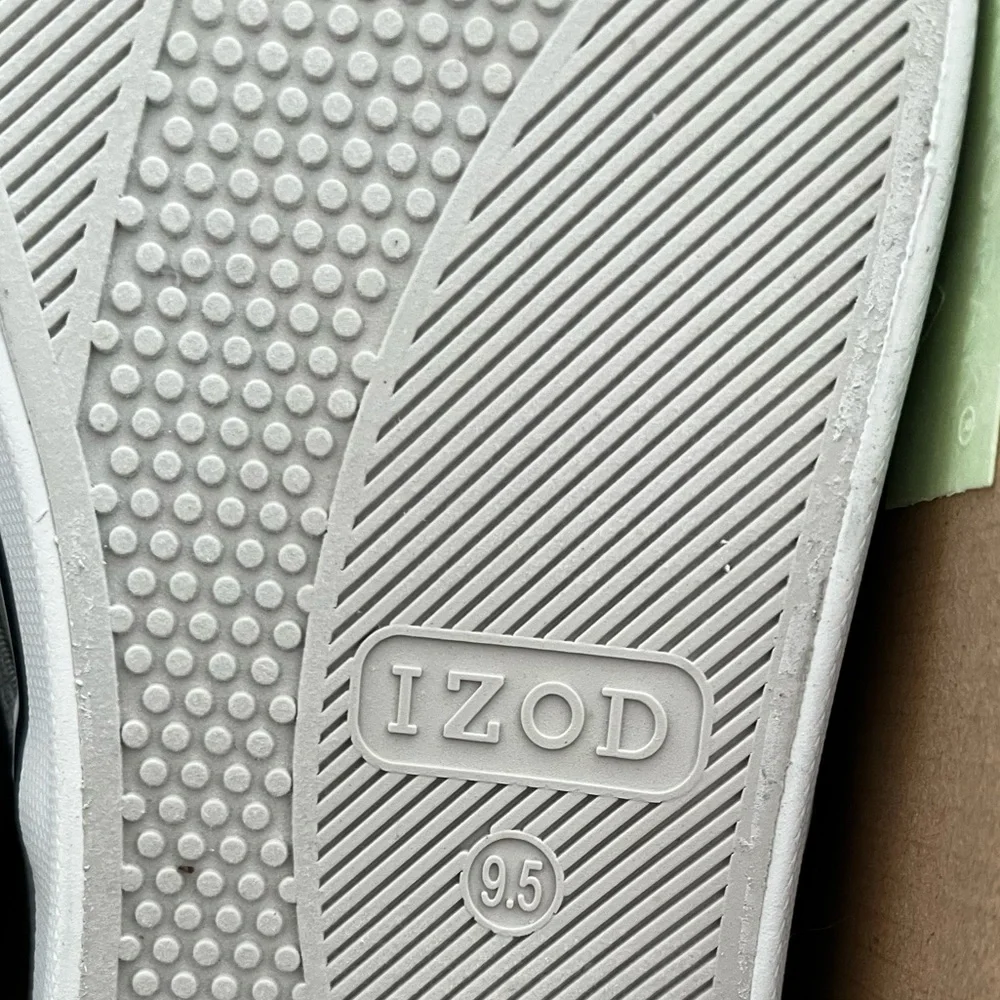 Izod Men's Canvas Slip On NWT and box